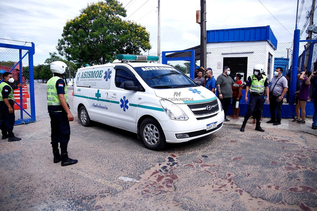 Tras una aparente fuga de amoníaco en el frigorífico Minerva Foods de San Antonio, 50 de sus trabajadores debieron ser derivados de urgencia hasta el IPS. Foto: Emilio Bazán