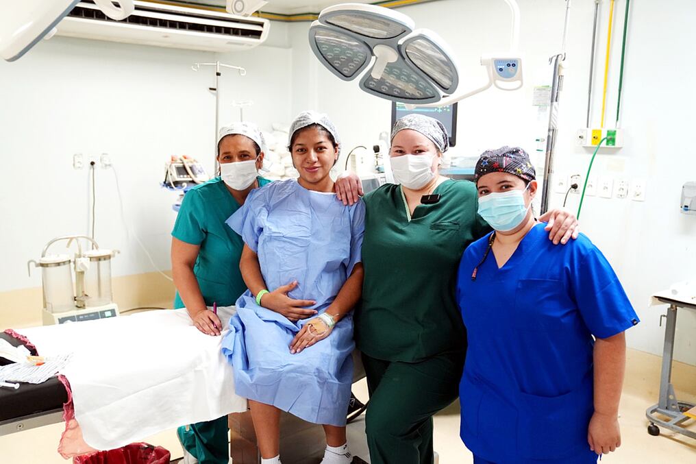 El equipo del Hospital Central posa con la última paciente atendida. Foto: IPS