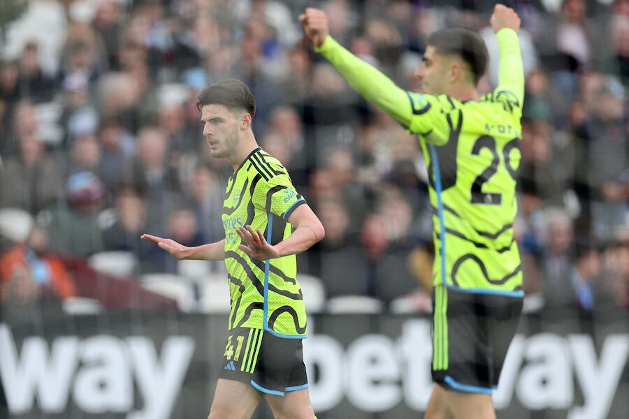 Declan Rice (izquierda) fue la figura del Arsenal con dos asistencias y un gol ante West Ham.FOTO: AFP