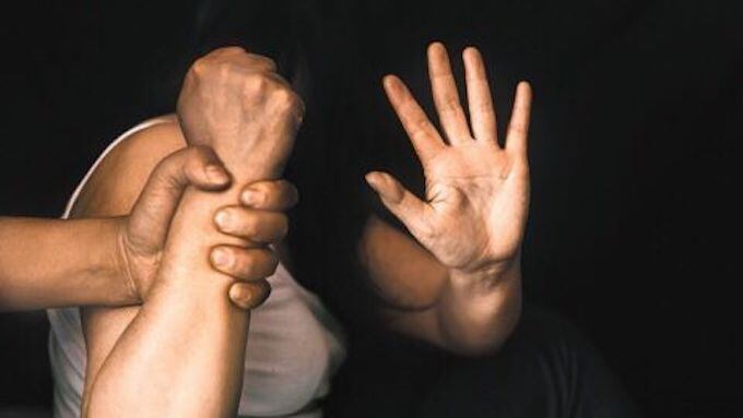 El hecho se habría dado el pasado 5 de mayo luego de que el hombre fuera a retirar a la menor y a su hermano de la escuela. Foto: Ilustración