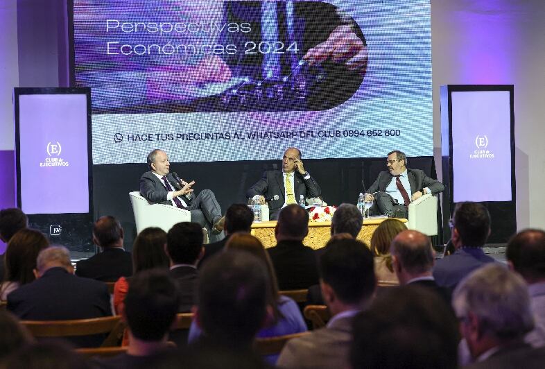 Carlos Fernández compartió los principales logros del Gobierno en sus primeros 8 meses. Foto: Gentileza