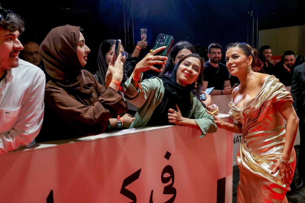La actriz estadounidense Eva Longoria posó con fans al llegar para la apertura del Festival del Mar Rojo en Jeddah. Foto: Patrick Baz//AFP