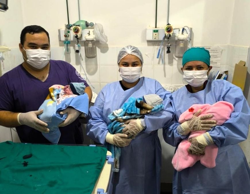 Los médicos practicaron una cesárea para dar con el nacimiento de dos niños y una niña. Foto: Gentileza