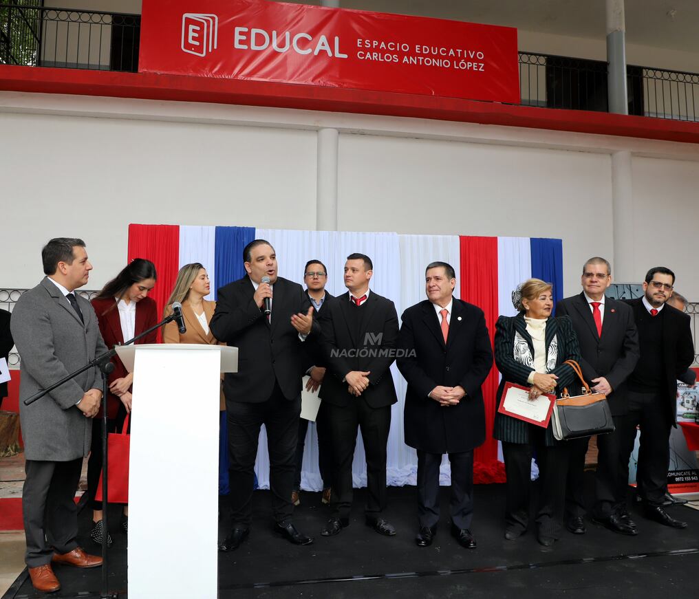 Enrique López Arce lidera el proyecto Educal, con el apoyo del presidente de la Junta de Gobierno y otras autoridades de la ANR. Foto: Jorge Romero 