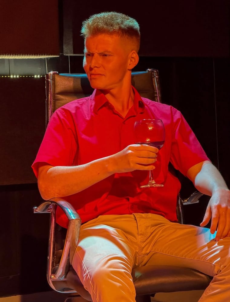 José Ferreira en una escena de “Rollitos Primavera”. Foto: Instagram - @tiatroencorto