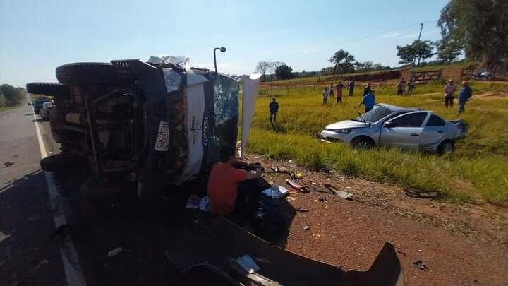 El conductor del camión ya no pudo esquivar al automóvil y colisionaron de frente. Foto: Gentileza