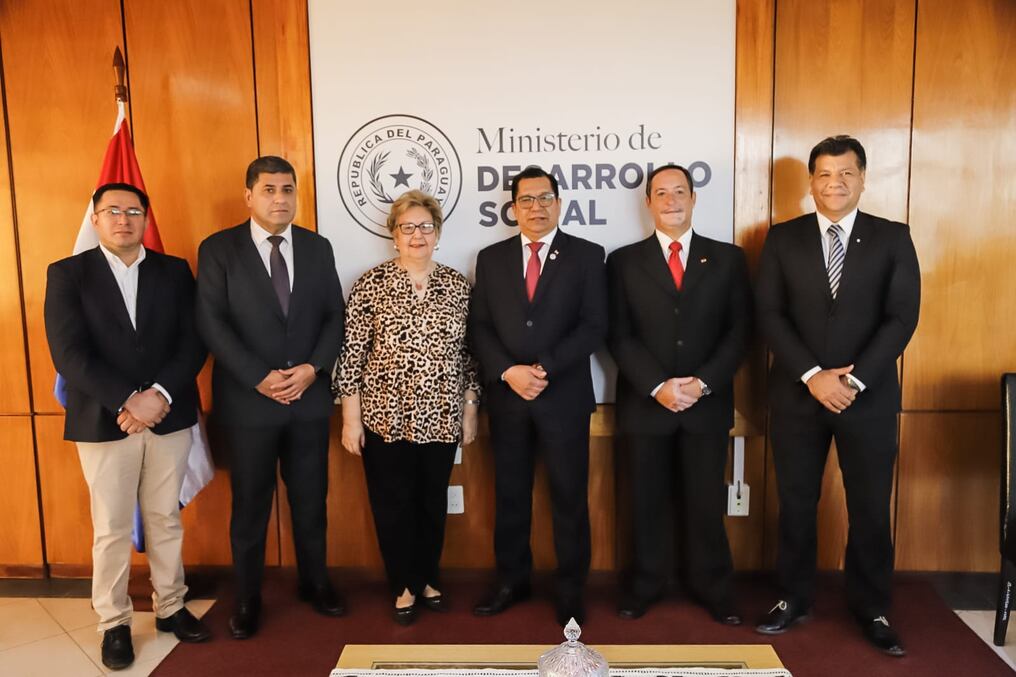 Tadeo Rojas presentó esta mañana su gabinete y ratificó su compromiso para reducir el porcentaje de pobreza en el país. Foto: Gentileza