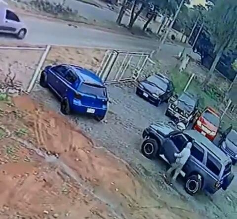 Cinco asaltantes irrumpieron en la playa de autos cuando estaba cerrando la jornada y buscaron directamente los automóviles. Foto: Captura de video