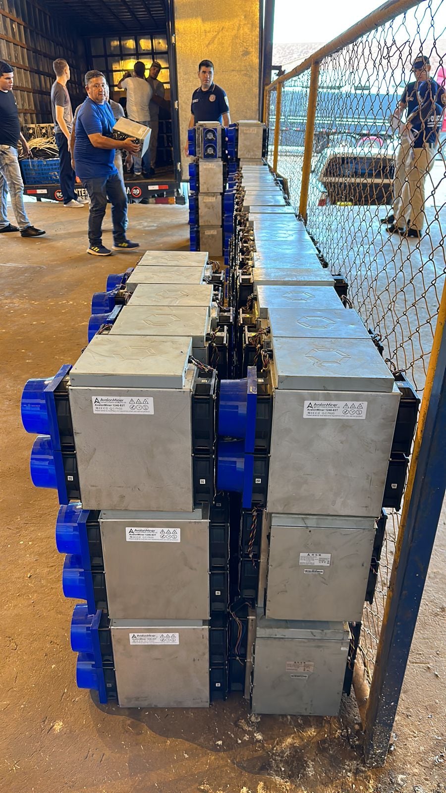 La Nación / Detuvieron a una mujer y recuperaron 21 máquinas en caso de  robo a criptominería