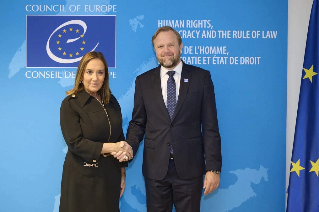 La embajadora de Paraguay en Francia, Cynthia Filártiga Lacroix, junto con el secretario general adjunto del Consejo de Europa, Björn Berge. Foto: Gentileza