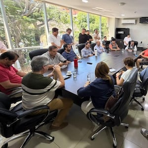 Con nueva reunión, Gobierno busca destrabar paro de buses con transportistas