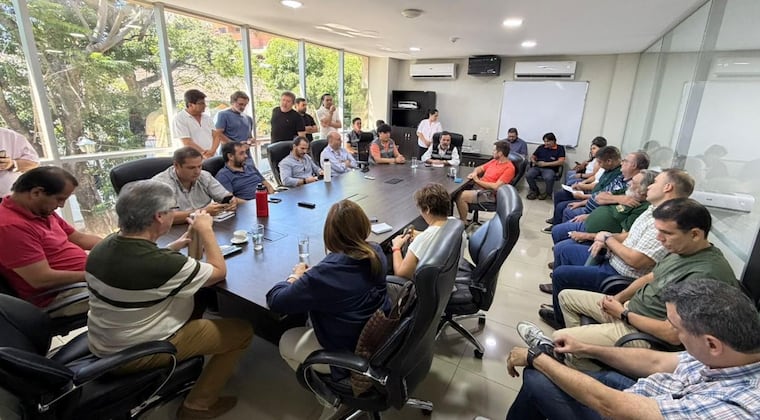 Con nueva reunión, Gobierno busca destrabar paro de buses con transportistas