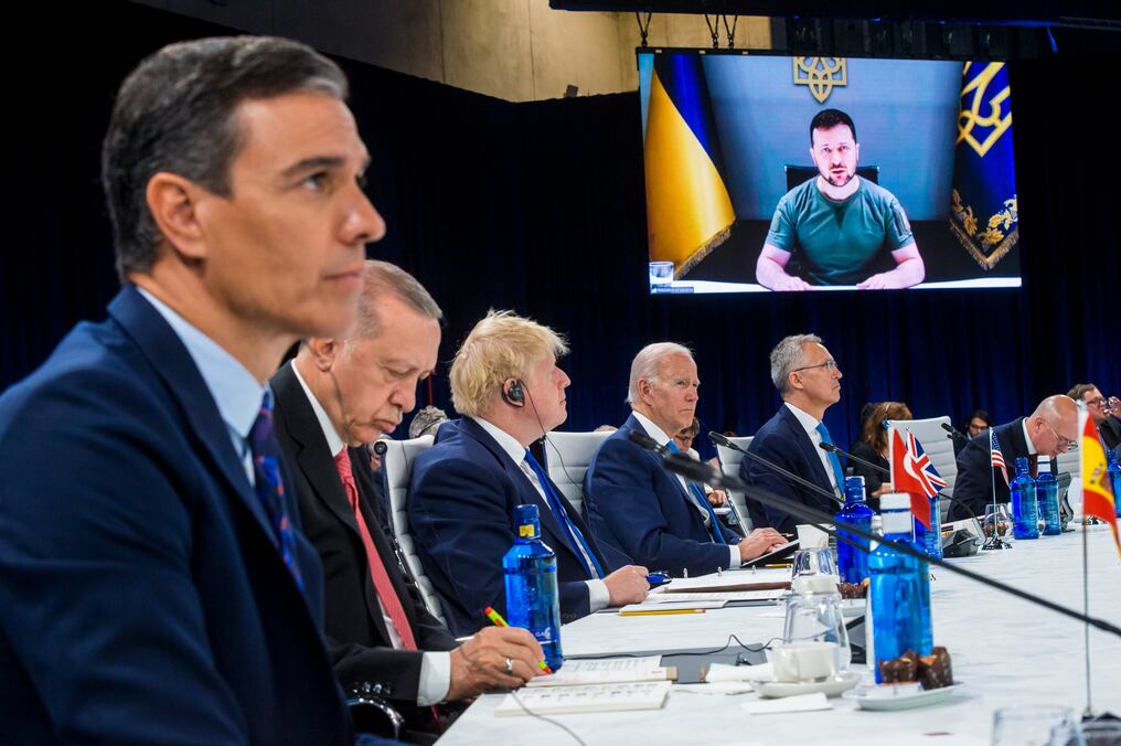 La intención de Biden de suministrar bombas de racimo al ejército ucraniano suscita cuestionamientos en Europa. Foto: Archivo/@NATO
