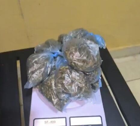El sujeto llevaba en su mochila 130 gramos de marihuana, según la Policía. Foto: captura de pantalla