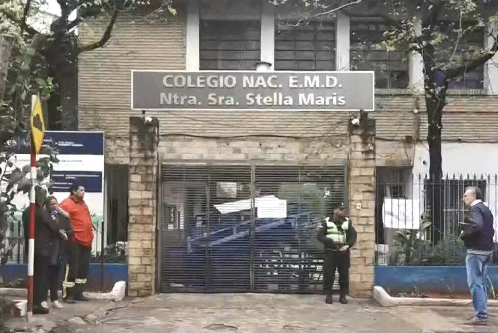 Los manifestantes impidieron el ingreso a la institución educativa como medida de presión para destituir al director Gabriel Ávalos. Foto: Ilustrativa