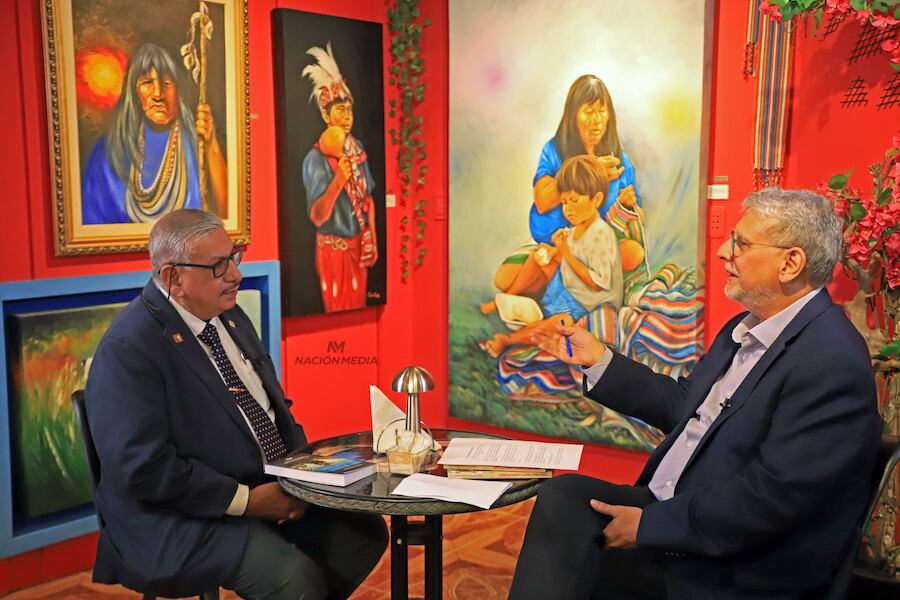 En el programa “Expresso”, del canal GEN/Nación Media, Augusto dos Santos recibe al cirujano especialista en coloproctología Prof. Dr. Isaías Ricardo Fretes. Foto: Pánfilo Leguizamón
