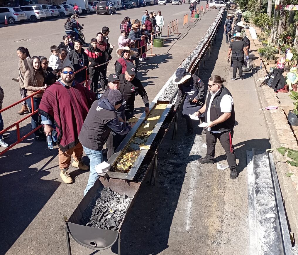 La Asociación Paraguaya de Asadores Teete impuso 60 metros del plato tradicional, superando el anterior récord de 53 metros. Foto: @Asadoresteete