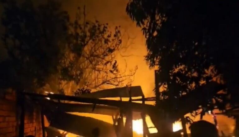 El fuego destruyó por completo cinco viviendas de madera. Foto: Captura de pantalla