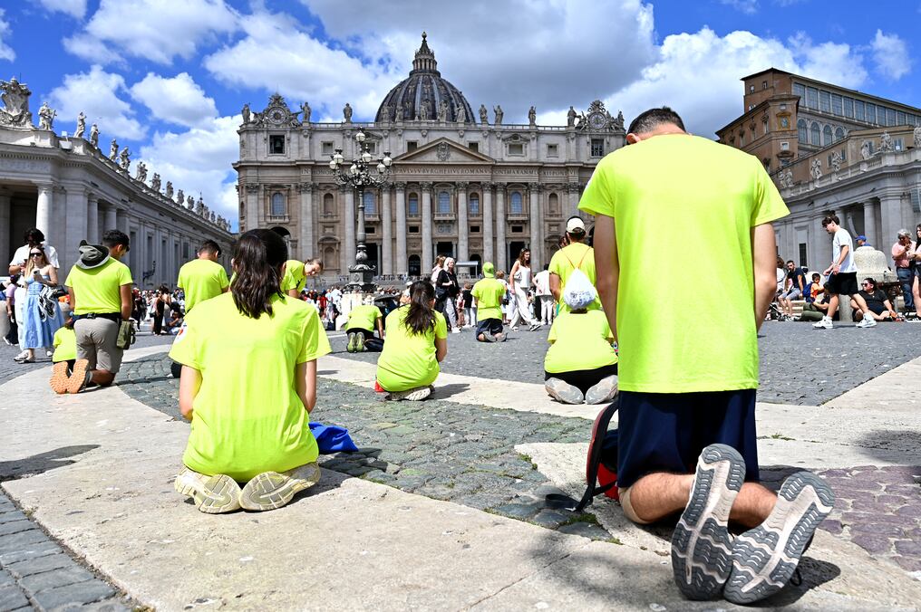 La gente reza mientras el Papa León XIV se dirige a la multitud desde la ventana del Palacio Apostólico con vistas a la plaza de San Pedro durante su oración del Ángelus en el Vaticano. Foto: Alberto Pizzoli/AFP