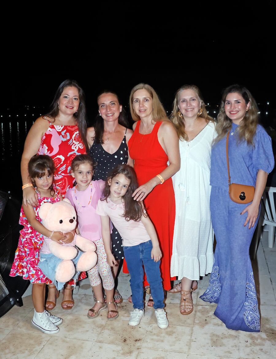 Gabriela Taveira, Cecilia Naumann, Andrea Aglio, Gloria Maldonado, GianninaBenítez y las pequeñas Lila Angulo, Luján Yegros y Micaela Clebsch