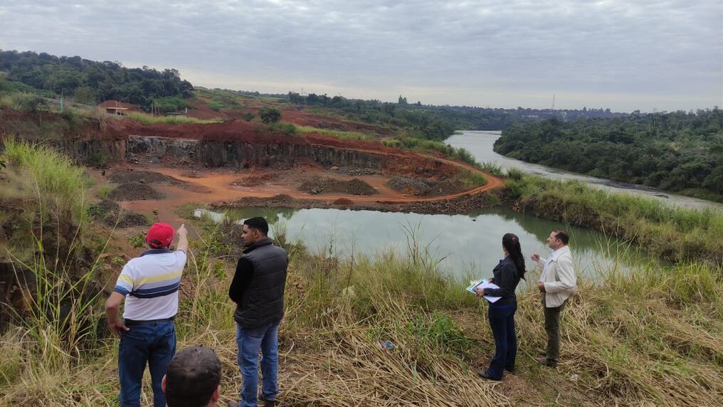 Una de las canteras que operan en la costa del río Paraná que fue verificada por un equipo técnico municipal de Presidente Franco. Vecinos vienen denunciando la explotación supuestamente ilegal. Foto: Gentileza