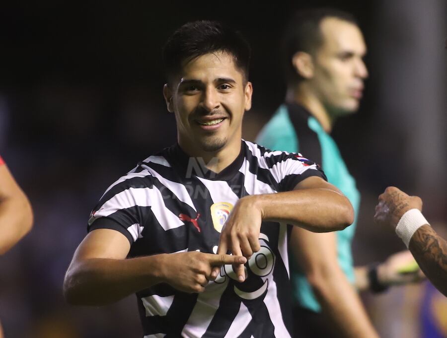 El defensor Néstor Giménez podría reaparecer en el clásico blanco y
negro frente a Olimpia. Foto: Jorge Jara