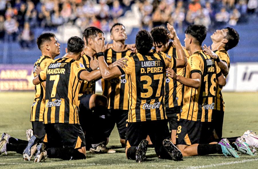 El festejo entre todos los jugadores de Guaraní tras el gol de Alcaraz, que alcanzó para sumar una victoria en el debut de Francisco Arce como DT.FOTO: CLUB GUARANÍ