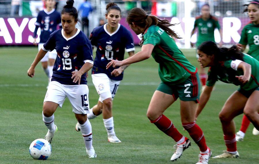 La Albirroja femenina no pudo con México y quedó eliminada de la Copa de Oro.FOTO: APF