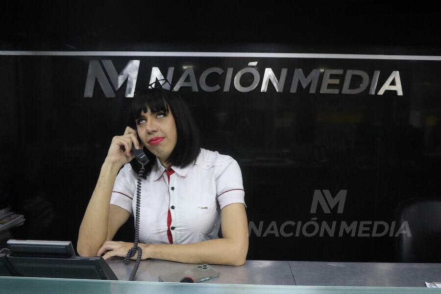 “La Secre” tomó los controles de la recepción de Nación Media durante una visita a nuestro edificio de la avenida Mariscal López