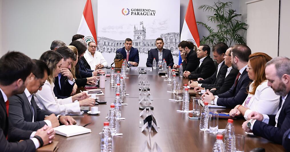 Santiago Peña recibió el balance de sus ministros y pidió redoblar los esfuerzos para dar respuestas a las necesidades de la ciudadanía. Foto: Gentileza