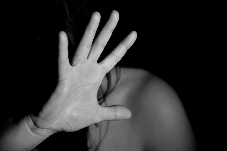 Una joven universitaria se tiró del automóvil en el cual se desplazaba, tras ser golpeada repetidas veces por su novio, según su denuncia. Corrió y pidió auxilio a vecinos. El hombre está detenido e imputado. Foto: Ilustrativa.