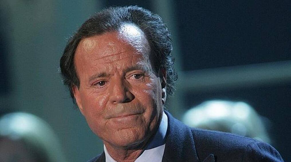 Julio Iglesias encendió las alarmas en el aeropuerto de Punta Cana tras viajar con 42 kilos de comida. Foto: AFP