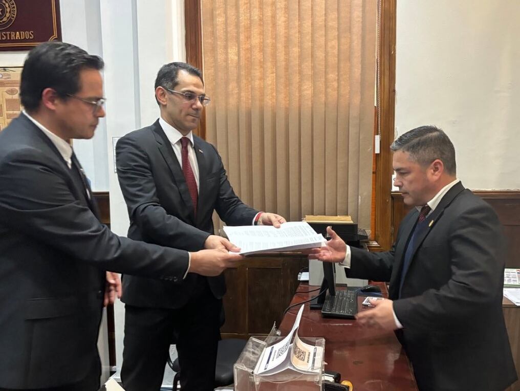 Autoridades de  la PGR y Cones presentaron denuncia contra jueza de Itakyry que otorgó medida cautelar para que una universidad privada habilite la carrera de Medicina en Ciudad del Este, cuando esto es exclusiva competencia del Cones. Foto: Gentileza