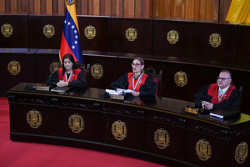 La Corte Suprema convalidó la reelección de Nicolás Maduro, en tanto que el Parlamento inicia este domingo el año legislativo con la renovación de su directiva. Todo se encamina hacia la juramentación del actual presidente. Foto: AFP