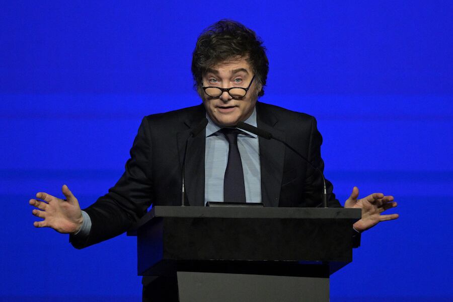 El presidente argentino Javier Milei se valió de una publicación en X de un periodista australiano que niega el calentamiento global para exponer sobre eso que considera una mentira y el wokismo. Foto: AFP