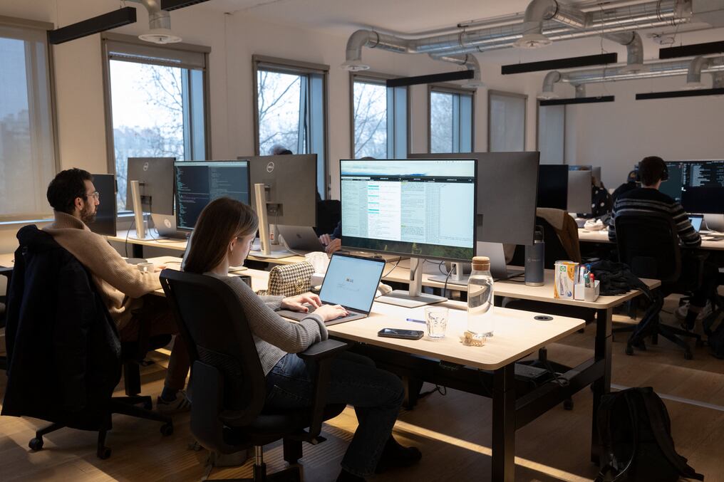 Los empleados trabajan en la sede de Mistral AI, una start-up de inteligencia artificial, en París. Foto: Bertrand Guay/AFP