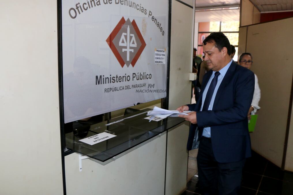 Abogado Víctor Enriquez, en la presentación de otra denuncia contra el intendente Miguel Prieto, por parte de la Contraloría Ciudadana, sobre un supuesto fraude por G. 311 millones, en aportes para ollas populares. Foto: Gustavo Galeano