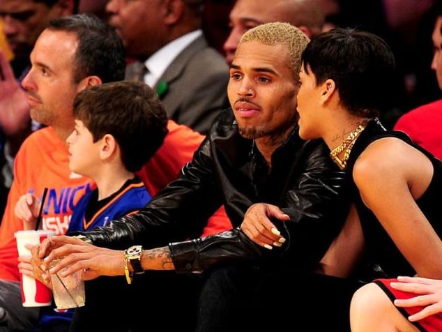 Chris Brown y Rihanna, cuando eran pareja. Foto: AFP