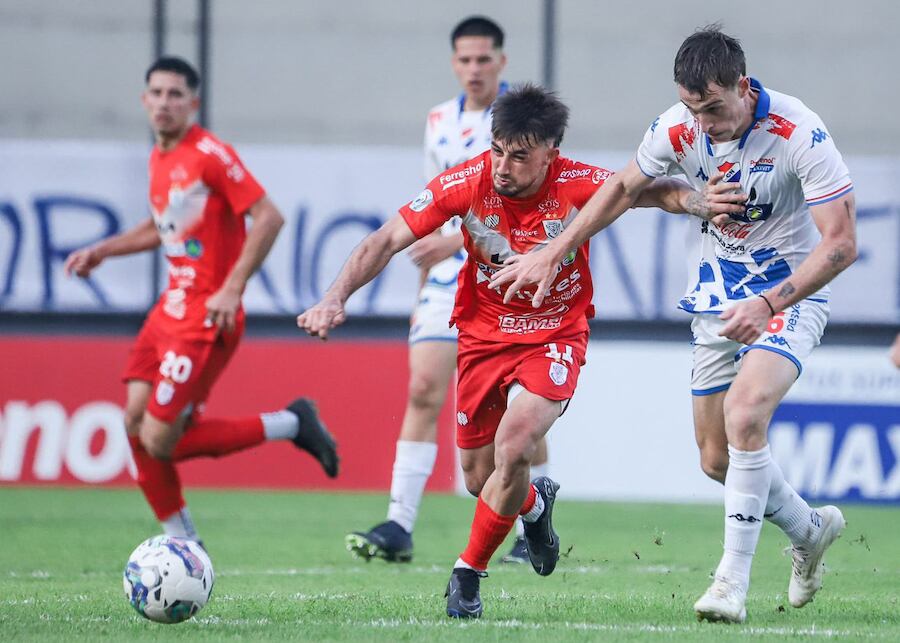 Sergio Fretes de Ameliano intenta adelantarse al tricolor Juan Alfaro en un entretenido partido.FOTO:@COPA DE PRIMERA APF