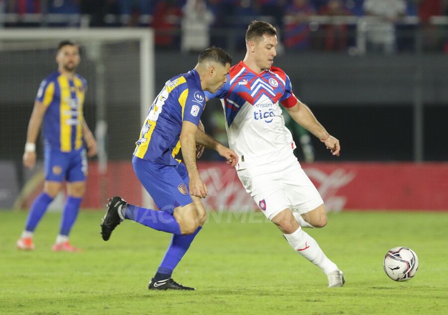 Pablo Aguilar y Diego Churín se verán las caras esta noche en el prometedor partido entre Luqueño y
Cerro Porteño.FOTO: EDUARDO VELÁZQUEZ