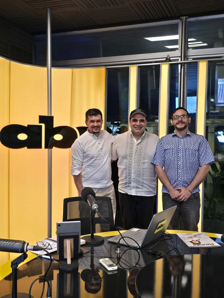 Javier Yubi en la cabina de ABC Cardinal.