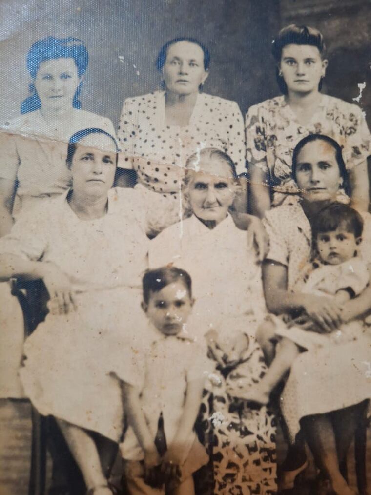 Eduardo Quintana rinde homenaje a su abuela en su exposición. Foto: Gentileza
