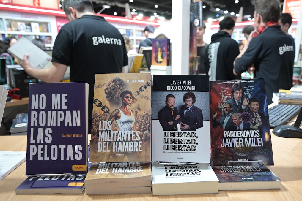Libros sobre el presidente argentino Javier Milei se exhiben a la venta en el evento en el Centro de Exposiciones La Rural. Foto: Juan Mabromata/AFP