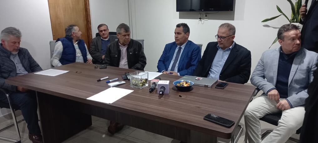 El abogado Pedro Ovelar indicó que mediante un show mediático los letrados de la contraparte pretenden desviar la atención en el caso de la denuncia presentada contra el expresidente Mario Abdo Benítez y sus colaboradores. Foto: Universo 970AM/Nación Media