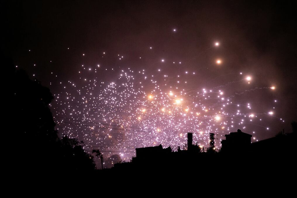 No son fuegos de artificio, es el ataque israelí que alcanzó un refugio subterráneo en el que se reunían fuerzas de Hezbolá. Foto: AFP
