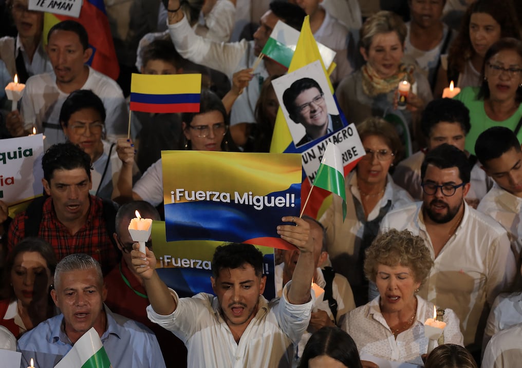 Manifestantes apoyan a Miguel Uribe en la gobernación de Antioquia en Medellín, el 17 de junio. Foto: Jaime Saldarriaga/AFP