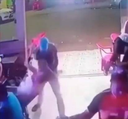 Un hombre agredió a una mujer y un grupo de personas lo corrigió a golpes. Foto: Gentileza