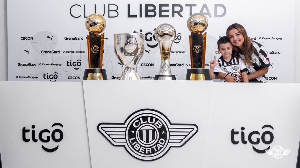 Los más fanáticos del Gumarelo se llegaron hasta la sede del supercampeón paraguayo 2023 (foto: club Libertad)