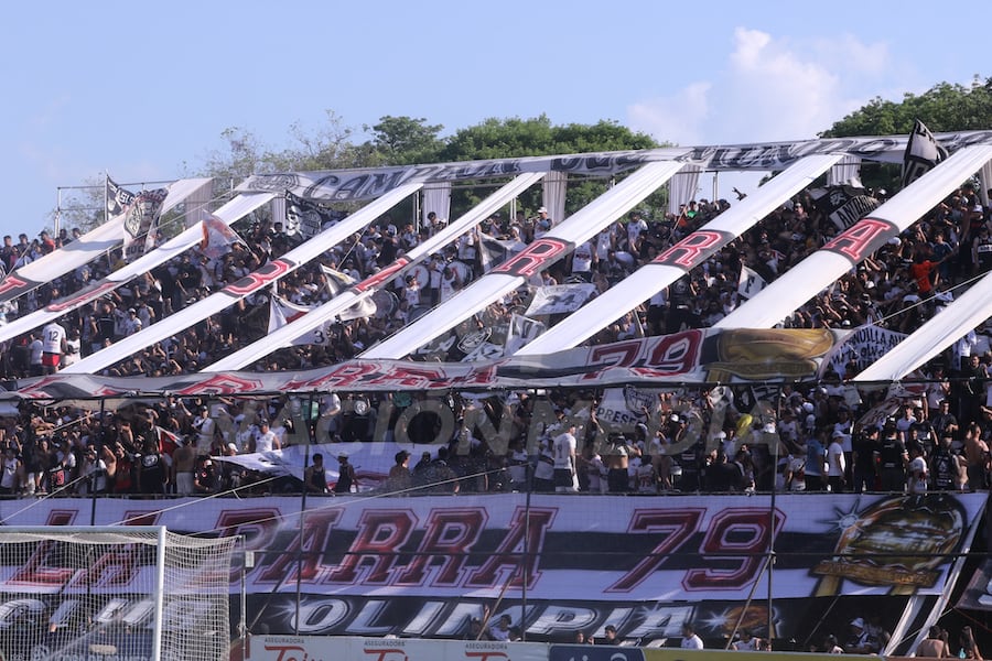 El grueso del público de Olimpia en graderías Sur durante el último superclásico de local del torneo Clausura 2023.FOTO: ROBERTO ZARZA
