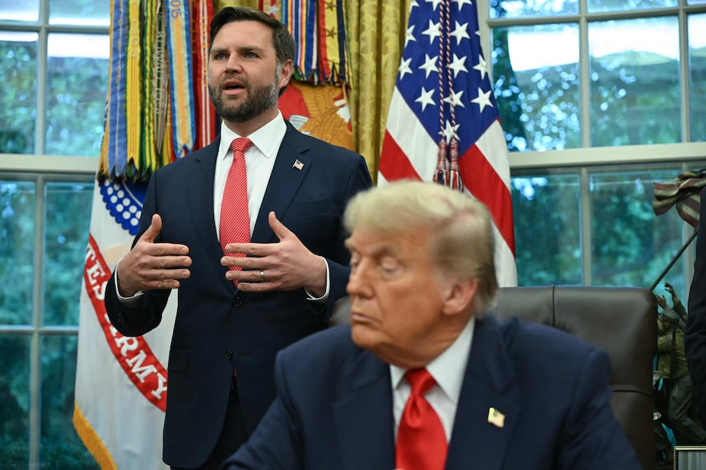 El presidente de Estados Unidos, Donald Trump, escucha al vicepresidente J. D. Vance en la Oficina Oval. Foto: Andrew Caballero-Reynolds/AFP